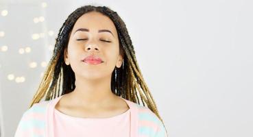 schoonheidsportret van afrikaanse amerikaanse vrouw met afrokapsel met dichte ogen en glamourmake-up. foto