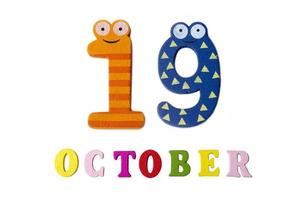 19 oktober op een witte achtergrond, cijfers en letters. foto