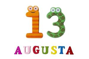 13 augustus. afbeelding van 13 augustus, close-up van cijfers en letters op een witte achtergrond. foto