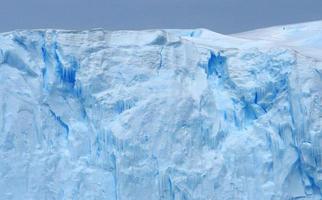 antarctica eindeloze ijsvelden ijsbergen in de zee foto