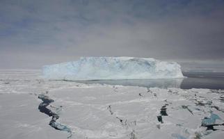 antarctica eindeloze ijsvelden ijsbergen in de zee foto