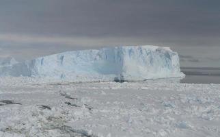 antarctica eindeloze ijsvelden ijsbergen in de zee foto