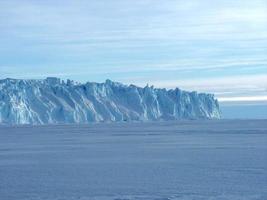 antarctica eindeloze ijsvelden ijsbergen in de zee foto