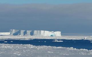 antarctica eindeloze ijsvelden ijsbergen in de zee foto