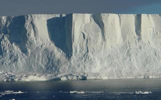 antarctica eindeloze ijsvelden ijsbergen in de zee foto