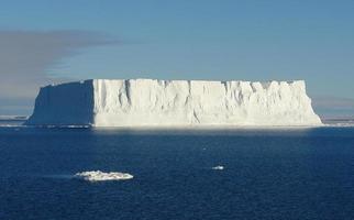 antarctica eindeloze ijsvelden ijsbergen in de zee foto