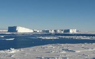 antarctica eindeloze ijsvelden ijsbergen in de zee foto