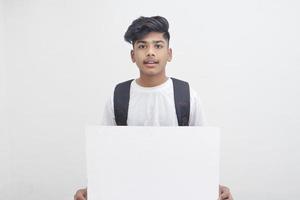 Indiase college student weergegeven: bord op witte achtergrond. foto