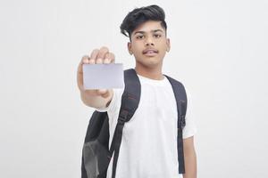 Indiase college student weergegeven: kaart op witte achtergrond. foto