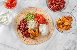 Taco met vulling op de houten ondergrond foto