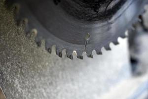 zilveren cirkelzaag in de garage op het werk foto