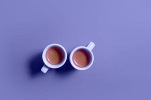 twee kopjes koffie espresso bovenaanzicht op zeer peri trendy kleur 2022 achtergrond foto