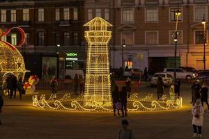 vladivostok, rusland - 5 januari 2022-stadsgezicht met uitzicht op het nieuwjaarsplein met feestelijke verlichting. foto