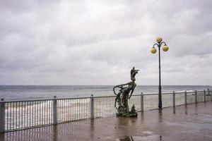 svetlogorsk, rusland-16 mei 2016 -monument voor ondine op de Oostzee. foto