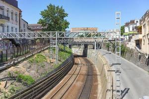 vladivostok, Rusland-28 juli 2018 - stedelijk landschap met spoorlijnen in het midden van gebouwen. foto