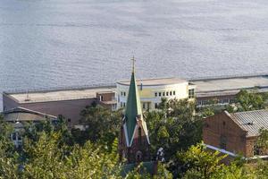 stadsgezicht met uitzicht op de kustlijn van vladivostok, rusland foto