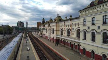 vladivostok, primorsky krai - 21 mei 2019 - architectuur van het oude treinstation. foto