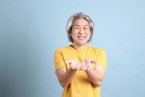 aziatische man met gele t-shirt foto