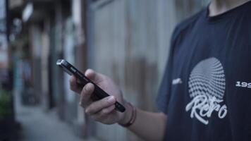 ponorogo, Indonesië. 01152022 - een man met een smartphone. een portret van de levensstijl van vandaag. foto