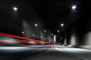donkere tunnel met lichte sporen foto