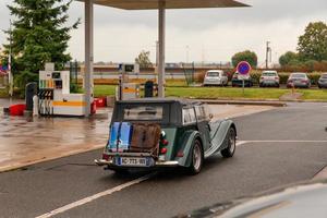 parijs, parijs, frankrijk, 2021 - retro auto met bagage, benzinestation. foto