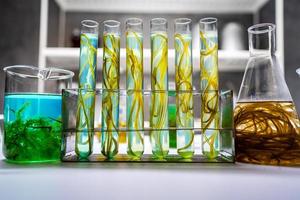 groene algen laboratoriumonderzoek, alternatieve biobrandstof energietechnologie, biotechnologie concept foto