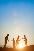 kinderen spelen op zomerzonsondergang happy time foto