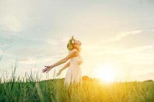 vrijheid concept jonge mooie vrouw genieten met frisse lucht op weiden foto