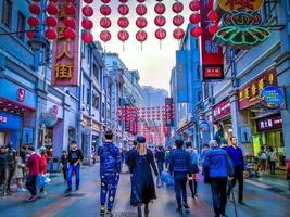 guangzhou, china december 2019 shangxiajiu voetganger. commerciële voetgangersstraat in het district Liwan. belangrijkste winkelgebied van de stad. een belangrijke toeristische attractie.