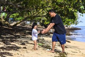 sorong, West Papoea, 12 december 2021. een familie die het naar haar zin heeft op het strand foto