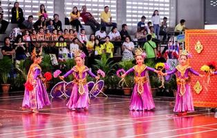 thailand, thailand -26 juni 2019 weergave van groepen kleine kinderen thaise dans op 26 juni 2019 foto