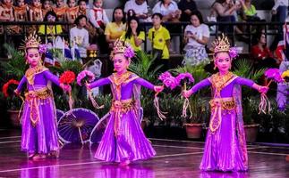 thailand, thailand -26 juni 2019 drie kleine kinderen thaise dans op 26 juni 2019 foto