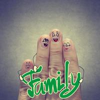 de gelukkige vingerfamilie die familiewoord houdt foto