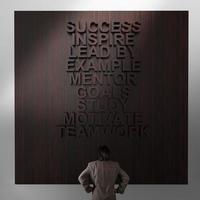 zakenman denken aan succes bedrijfsdiagram op houten muur foto