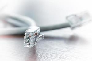 close-up van rj45 plug lan-netwerk op houten bureau foto