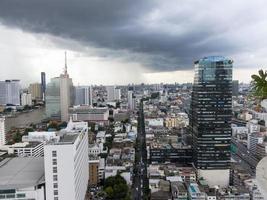 bangkokthailand17 september 2018uitzicht op bangkok in het regenseizoen dat verder kijkt dan de regen valt in de stad op 17 september 2018 in thailand. foto