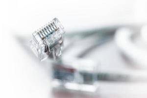 close-up van rj45 plug lan-netwerk op houten bureau foto