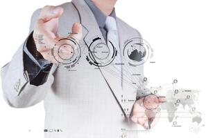 zakenman hand werken met een cloud computing-diagram op de nieuwe computerinterface foto