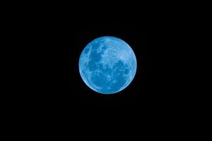 blauwe volle maan in de donkere nacht foto