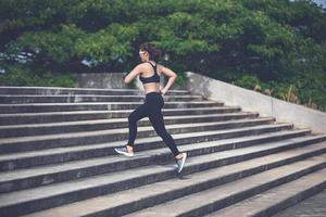 aziatische vrouwen rennen en joggen buiten op stadsrun foto