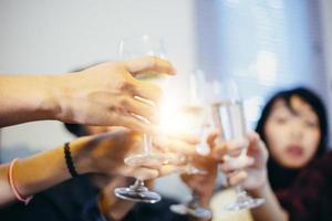 Aziatische groep vrienden die feest hebben met alcoholische bierdranken en jonge mensen die genieten van een bar die cocktails roostert foto