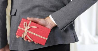 romantische liefde van man en vrouw paren geven geschenkdozen aan de bride.happy bruid en bruidegom in trouwjurk bereiden zich voor op getrouwd in huwelijksceremonie. foto