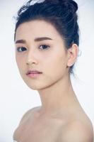 Aziatische vrouwen mooi met een schone, frisse huid, raken hun eigen gezicht aan. gezichtsbehandeling . cosmetologie, schoonheid en spa