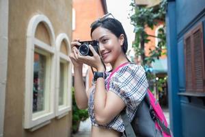 Aziatische vrouwenrugzakken die samen lopen en gelukkig zijn, nemen foto's en selfie, ontspannen tijd op vakantieconceptreizen foto