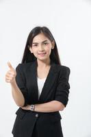Aziatische zakenvrouwen glimlachen en slaan handteken op voor gelukkig en succesvol werken en winnend concept op witte achtergrond foto