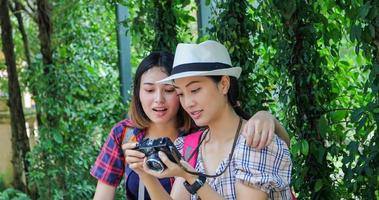 Aziatische groep jongeren met vriendenrugzakken die samen lopen en gelukkige vrienden nemen foto en selfie ontspannen tijd op vakantie concept reizen