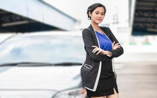 gestresste vrouwen en zitten na een autopech met rode driehoek van een auto op de weg foto