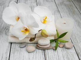 spa-producten en witte orchideeën foto