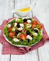 salade met mozarella kaas en groenten