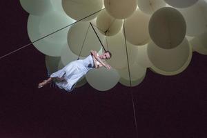 bergamo italië 14 september2018 uitvoering van acrobatische dans opgeschort in de lucht uitvoering van molecoleshow foto